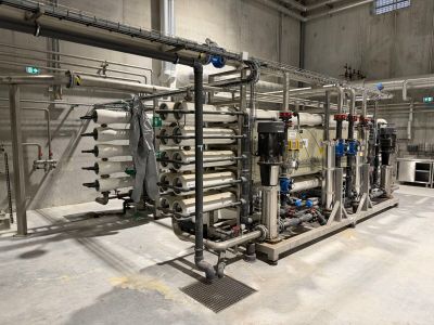 une grande machine qui se trouve à l'intérieur d'un bâtiment