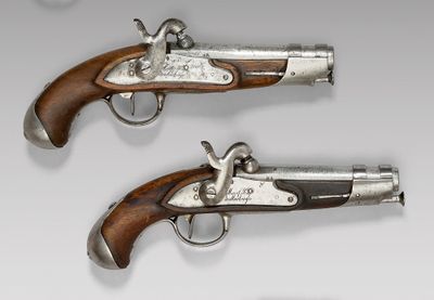 deux pistolets plaqués argent avec des crosses en bois et un étui plaqué argent