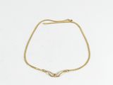 un bracelet en chaîne d'or avec un fermoir en forme de cœur