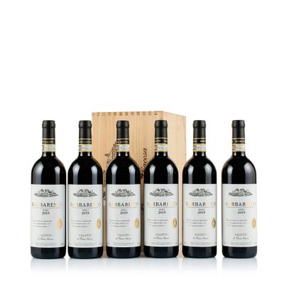 trois bouteilles de vin rouge dans un coffret en bois
