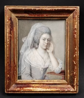 portrait d'une dame en robe blanche, la tête recouverte d'un voile