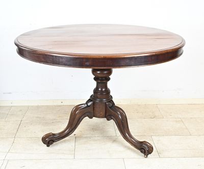 une table en bois avec un plateau en bois posée sur un sol carrelé