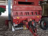 un tracteur « Red Grainer » garé au milieu d'une grange