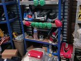une pièce remplie d'une multitude d'objets de toutes sortes