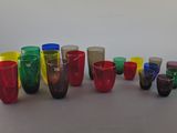 beaucoup de verres de différentes couleurs sur la table
