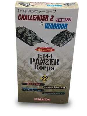 La boîte du jeu de cartes « Challenger 2 Warrior » est exposée.