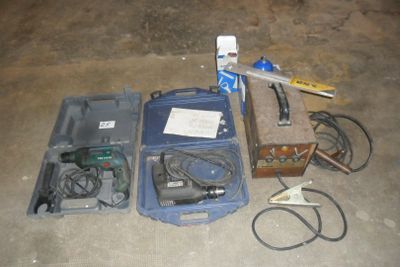 une boîte à outils posée par terre à côté d'une paire de ciseaux et d'une paire de ciseaux