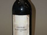 une bouteille de vin posée sur une table