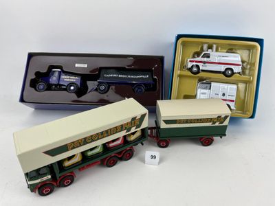 trois camions miniatures rangés dans une boîte