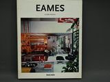 une photo d'un livre avec une photo d'un salon