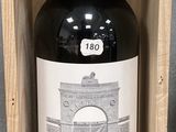 une bouteille de vin posée dans une caisse en bois