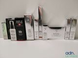 de nombreuses boîtes de maquillage posées sur une table devant un fond blanc