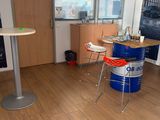 une image représentant une pièce avec de nombreuses chaises et une table
