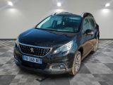 la voiture noire est garée dans une grande pièce au sol en damier