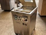 l'image d'une machine posée sur le sol