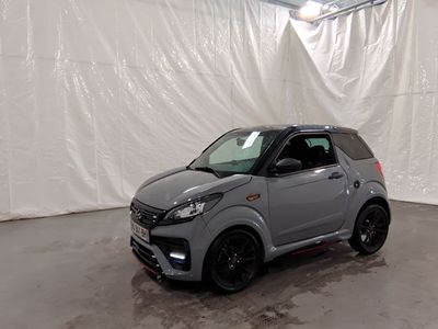 la photo d'une petite voiture garée dans un garage