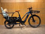 un vélo bleu avec un panier à l'arrière