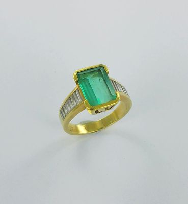une bague en émeraude et diamant