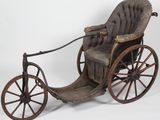 une calèche à l'ancienne posée sur une surface blanche