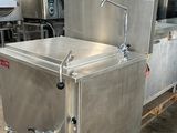 une machine placée au milieu d'une pièce