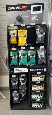 une présentation de divers outils dans un magasin