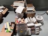 une pile de cartons et d'autres objets posés sur une table