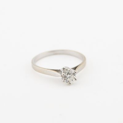 bague de fiançailles en or blanc ornée d'un diamant rond de taille brillant