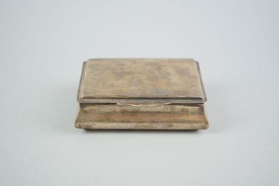 un étui à cigarettes ancien en argent sur fond blanc