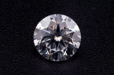gros plan d'un diamant sur une surface noire