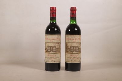 deux bouteilles de vin rouge posées l'une à côté de l'autre sur une table