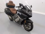 une moto garée dans une pièce