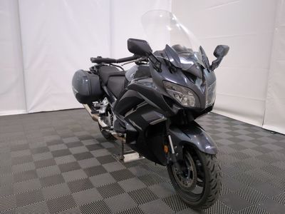 une moto garée sur un sol en damier