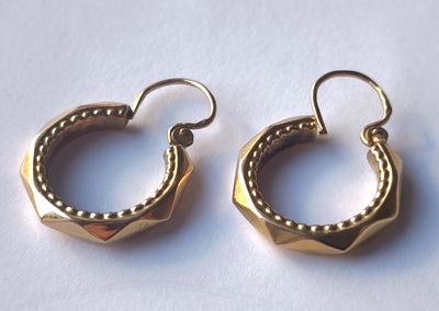 boucles d'oreilles créoles plaquées or avec des détails en perles