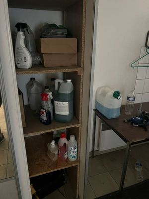 une armoire sur laquelle sont posées de nombreuses bouteilles et récipients