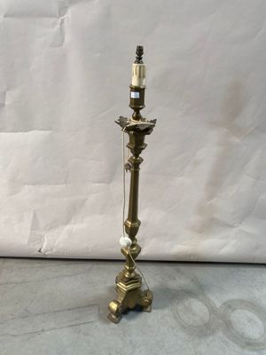 Pique-cierge en métal doré transformé en lampe.