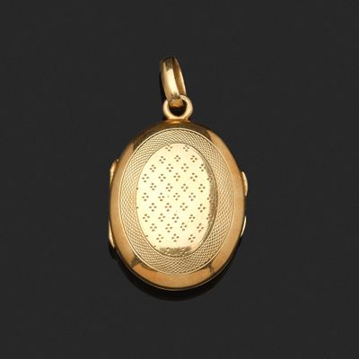 une image représentant une boucle d'oreille en or ornée d'un diamant au centre
