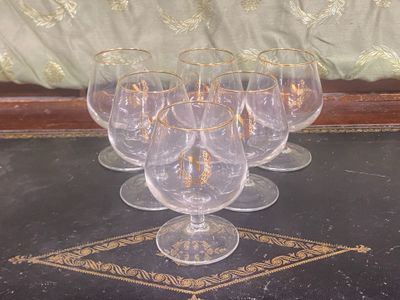 six verres à vin posés sur une table noire