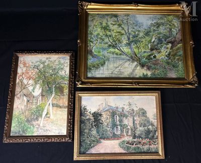 trois tableaux encadrés représentant une maison et un jardin, posés sur une table noire
