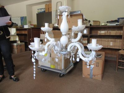 un lustre blanc posé sur un chariot dans une pièce