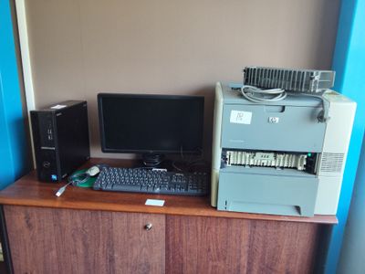 un bureau sur lequel se trouvent un ordinateur et une imprimante