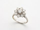gros plan d'une bague en diamant sur fond blanc