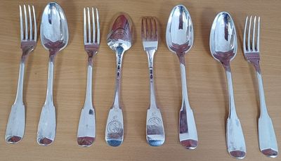 cinq fourchettes et six cuillères sur la table