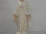 une statue représentant une femme portant un voile sur la tête