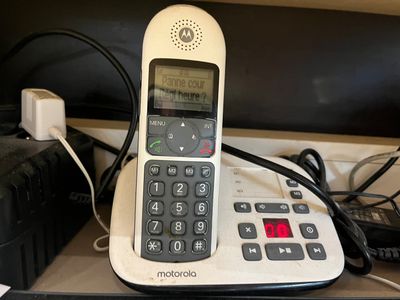 un téléphone posé sur un bureau