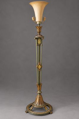 une grande lampe surmontée d'un abat-jour en verre