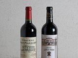 deux bouteilles de vin posées sur une table l'une à côté de l'autre