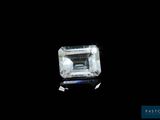 un diamant taille émeraude sur fond noir