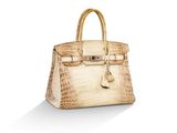 un sac à main en peau d'alligator blanche sur fond blanc