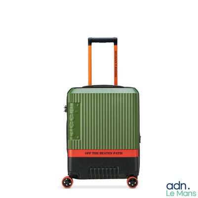 une image représentant une valise verte à roulettes, dotée de poignées orange