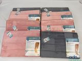 six paires de serviettes roses et noires sont posées sur un lit